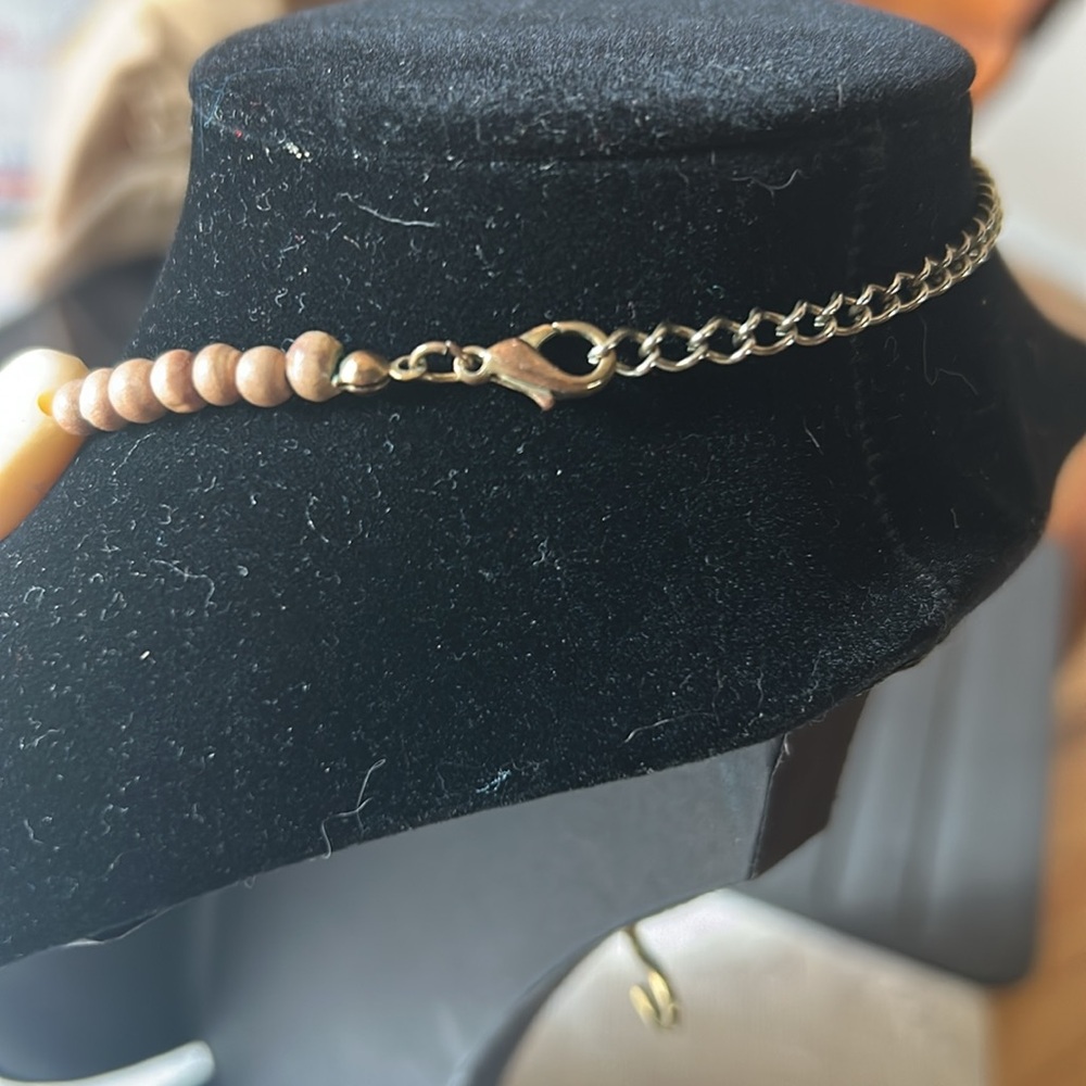 Elegant cream single strand stone beaded necklace - Picture 3 of 4
